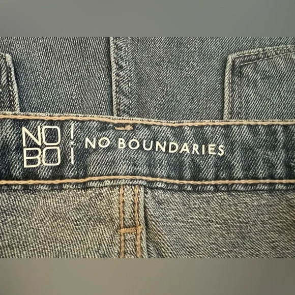 No Boundaries Distressed Blue Jeans - Picture 7 of 8